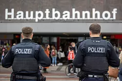 Der Polizeibeauftragte des Bundes, Uli Grötsch, hat sich mehrere Liegenschaften der Bundespolizei in Bahnhöfen angeschaut. (Archivbild) - © Christoph Reichwein/dpa