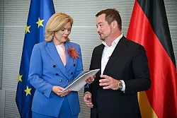 Seinen ersten Jahresbericht hat der Polizeibeauftragte des Bundes, Uli Grötsch, am Dienstag an Bundestagspräsidentin Julia Klöckner übergeben. - © Katharina Kausche/dpa