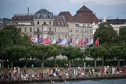 Die EM-Fahnen wehen am Ufer des Zürichsees. - © Sebastian Christoph Gollnow/dpa