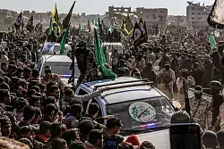 Bei der kürzlichen Übergabe von Geiseln kam es zu chaotischen Szenen. - © Abed Rahim Khatib/dpa