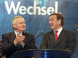 &laquo;Mit zeitlichem Abstand ist es leichter, mit Differenzen umzugehen.&raquo; Oskar Lafontaine (l) und Gerhard Schr&ouml;der im August 1998. - &copy; picture alliance / dpa