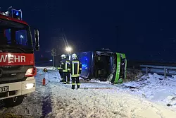 Zum Zeitpunkt des Unfalls herrschten winterliche Straßenverhältnisse. - © Stefan Csevi/dpa
