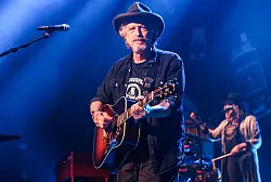 Wolfgang Niedecken freut sich dar&uuml;ber, dass seine Heimatstadt K&ouml;ln bei der Kommunalwahl nicht nach rechts abgedriftet ist. (Archivbild) - &copy; Oliver Berg/dpa