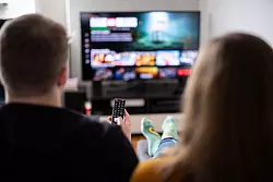 Treue bei Streaming-Abos zahlt sich nicht unbedingt aus. Günstige Angebote gibt es oft, wenn man wechselt oder einen neuen Vertrag abschließt. - © Daniel Reinhardt/dpa/dpa-tmn