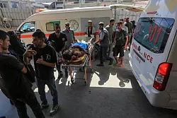 Verletzte werden in Nasser-Krankenhaus eingeliefert. (Archivbild) - © Abed Rahim Khatib/dpa