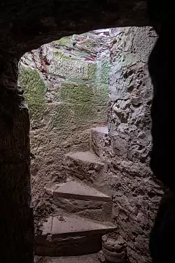 Alt und steil: Diese Wendeltreppe führt hinab in die Kasematten der Henneburg. - © Andreas Drouve/dpa-tmn