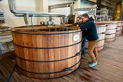 Blick in den Gärbottich: Rundgang durch den Betrieb der St. Kilian Distillers. - © Andreas Drouve/dpa-tmn
