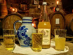 Apfelsaft und Apfelwein: für die Kellerfreunde in Schneeberg eine Selbstverständlichkeit. - © Andreas Drouve/dpa-tmn