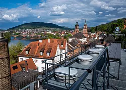 Nennt sich «Bier-Himmel», ist aber eine Terrasse - Blick vom Dach der Brauerei Faust über Miltenberg. - © Andreas Drouve/dpa-tmn