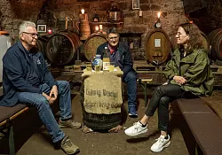 Das Sprichwort stimmt: «Wir gehen zum Lachen in den Keller», sagen die Kellerfreunde Schneeberg. - © Andreas Drouve/dpa-tmn