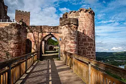 Auch oberirdisch schön: die hoch über dem Maintal gelegene Henneburg. - © Andreas Drouve/dpa-tmn