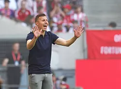 Jakob Fimpel hat Schalke 04 zum zweiten Mal in dieser Saison interimsweise übernommen - © Roland Weihrauch/dpa