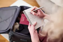 Haken dran: Wer eine Packliste hat, vergisst (meist) nichts. - © Christin Klose/dpa-tmn