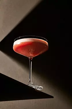 Blutorange-Mandel-Tonkabohne: Schaumig geshakt in der Cocktail-Schale. - &copy; Vivi D&acute;Angelo/S&uuml;dwest Verlag/dpa-tmn