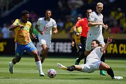 Ramy Bensebaini grätschte vor dem 0:1 ins Leere. - © Jeff Dean/FR171800 AP/AP/dpa