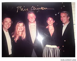 Auf einem Foto, das Demokraten im US-Kongress veröffentlicht haben, ist Ex-Präsident Bill Clinton unter anderem mit Ghislaine Maxwell und Jeffrey Epstein zu sehen. - © Uncredited/House Oversight Committee/AP/dpa
