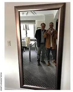 Auf einem Foto, das Demokraten im US-Kongress veröffentlicht haben, ist der ultrarechte Publizist Steve Bannon mit Jeffrey Epstein zu sehen. - © Uncredited/House Oversight Committee/AP/dpa