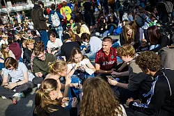 Netz-Trend: Pudding mit der Gabel essen. Das tun in Hannover &uuml;ber 1.000 junge Menschen. - &copy; Moritz Frankenberg/dpa
