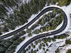 Eng, kurvig und oft ungesichert: Landstraßen bergen ein hohes Unfallrisiko. (Archivbild) - © Jan Woitas/dpa
