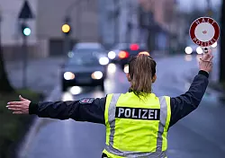 Hart aber gerecht: Punkte in Flensburg sollen für mehr Sicherheit im Straßenverkehr sorgen. (Archivbild) - © Soeren Stache/dpa