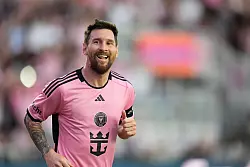 Der argentinische Superstar Lionel Messi tr&auml;gt aktuell beim US-Club Inter Miami an Spieltagen den Rosa-Ton &laquo;Pantone 1895C&raquo;. - &copy; Rebecca Blackwell/AP/dpa