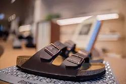 Vier Klassiker standen in Karlsruhe auf dem Prüfstand. Darunter auch die «Arizona»-Sandale. - © Rolf Vennenbernd/dpa