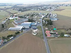 Trauer und Entsetzen in Schönbach: Hier soll ein Vater erst seine beiden Kinder, dann sich selbst getötet haben. - © Bodo Schackow/dpa