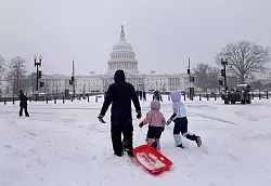 Der starke Schneefall sorgt vielerorts in den USA f&uuml;r Probleme, bringt aber auch seltene Freuden mit sich - wie etwa Schlittenfahren am Kapitol. - &copy; Gent Shkullaku/ZUMA Press Wire/dpa