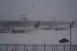 Viel ging am Wochenende nicht mehr an den US-Flugh&auml;fen: Bei starkem Schneefall, Sturm und Gl&auml;tte blieben viele Maschinen am Boden. - &copy; Edna Leshowitz/ZUMA Press Wire/dpa