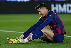 Robert Lewandowski schoss einen Foulelfmeter deutlich über das Tor. - © Joan Monfort/AP/dpa