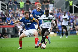 Kiels Magnus Knudsen (l) im Duell mit dem Hannoveraner Noel Aseko. - © Gregor Fischer/dpa