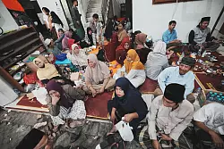 Die Angeh&ouml;rigen warteten verzweifelt auf Nachrichten. - &copy; Achmad Ibrahim/AP/dpa