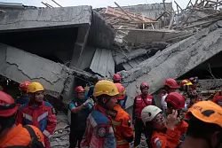 Die Retter mussten lange mit blo&szlig;en H&auml;nden graben, um keine &Uuml;berlebenden zu gef&auml;hrden. - &copy; Trisnadi/AP/dpa