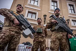 Soldaten sch&uuml;tzen mit Ger&auml;t zur Drohnenabwehr die Pilger im Vatikan. - &copy; Michael Kappeler/dpa