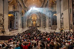 Tausende wollen dem toten Papst nah sein. (Archivbild) - &copy; Michael Kappeler/dpa