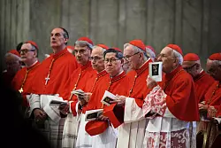 Nach und nach kommen die Kardin&auml;le der Weltkirche nach Rom. (Archivbild) - &copy; Alessandra Tarantino/AP/dpa