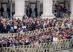 Vor dem Petersdom bilden sich kilometerlange Schlangen. - &copy; Michael Kappeler/dpa