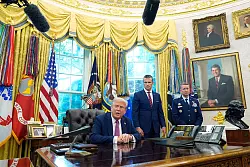 Trump unterschreibt ein Dekret f&uuml;r das &laquo;Kriegsministerium&raquo;. - &copy; Alex Brandon/AP/dpa