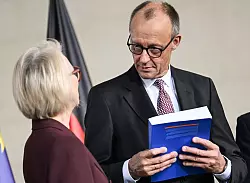 Kanzler Merz ist nicht zufrieden mit der Wirtschaftslage. - &copy; Britta Pedersen/dpa