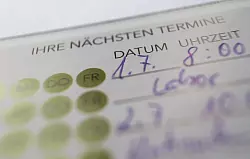 Termine bei Fach&auml;rzten bekommen viele Kassenpatienten erst nach Wochen. (Archivbild) - &copy; Karl-Josef Hildenbrand/dpa