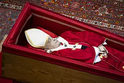 Bis Freitagabend ist der Leichnam des toten Papstes im Petersdom aufgebahrt. - © Stefano Carofei/IPA via ZUMA Press/dpa