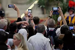 Zahlreiche Menschen warten auf ihr persönliches Abschiednehmen von Franziskus. - © Christoph Reichwein/dpa