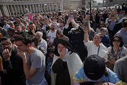 Die Prozession mit dem offenen Sarg führte an Zehntausenden Gläubigen vorbei. - © Emilio Morenatti/AP/dpa