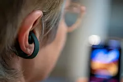 Wenn an, dann Kopfhörer, wenn aus, «nur» Schmuck. Motorolas Moto Buds Loops sind ungewöhnliche Kopfhörer zwischen Technik und Lifestyle. - © Nico Tapia/dpa-tmn