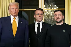 Trump, Macron und Selenskyj trafen sich am Wochenende in Paris. - © Aurelien Morissard/AP/dpa