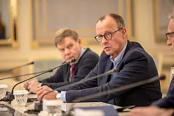 Merz hat eine andere Haltung zu Taurus als Kanzler Scholz. - © Michael Kappeler/dpa