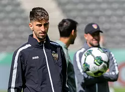 VfB-Kapitän Atakan Karazor hofft, dass Angelo Stiller im Pokalfinale spielen kann. - © Soeren Stache/dpa