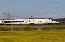 Im spanischen Hochgeschwindigkeitszug AVE geht es von Barcelona nach Madrid in unter drei Stunden. - © Renfe Operadora/dpa-tmn