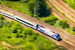 Mit dem Zug nach Polen? Gut zu wissen: Diskretion und Höflichkeit haben hier Vorrang vor lauten Gesprächen oder Telefonaten. - © PKP Intercity/dpa-tmn