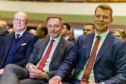 Die FDP-Opposition in Nordrhein-Westfalen will die Schuldenbremse auch in der Landesverfassung verankert sehen. - © Christoph Reichwein/dpa